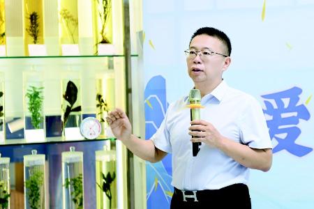           王志强博士介绍中医药行业发展 图片由活动主办方提供        