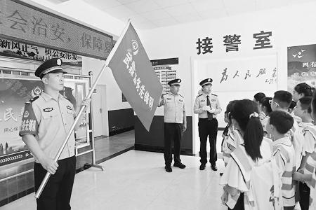           中小学生认真聆听武霖同志英勇无畏的事迹。 图片由定襄县公安局提供        