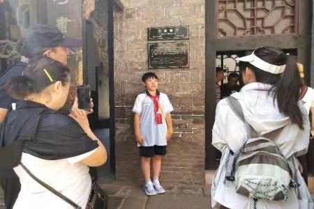           “红领巾讲解员”为游客讲解        