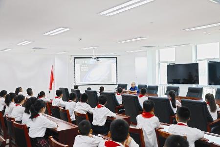           少先队员聆听航天技术专家的讲解，感受我国航天科技的快速发展。        