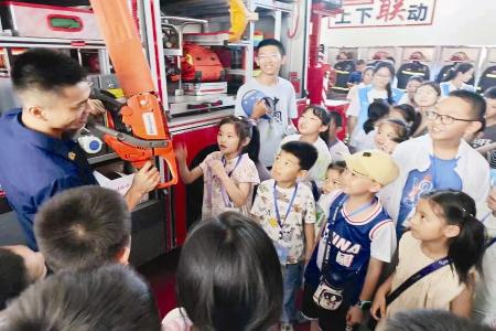           运城市少先队员走进盐湖区消防救援大队参观消防器材        