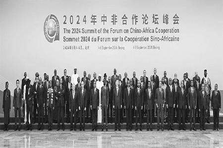               9月5日上午，国家主席习近平在北京人民大会堂出席中非合作论坛北京峰会开幕式并发表主旨讲话。这是开幕式前，习近平同出席峰会的外方领导人集体合影。 新华社记者 饶爱民 摄        