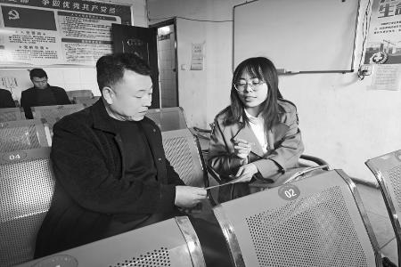           坚守岗位，履职尽责。 图片由通讯员提供        