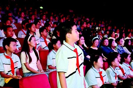           台下的少先队员积极与台上的演员互动        