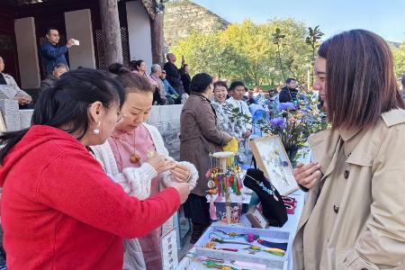           　“太原市西山红叶文化活动·崛山围红叶”启动 本报记者 李芸红 摄        