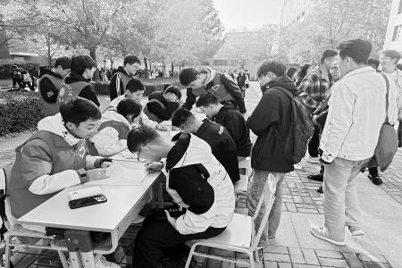           积极登记信息，有序参与献血。 图片由山西工程科技职业大学团委提供        