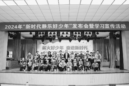           现场为“新时代静乐好少年”颁发荣誉证书 图片由团静乐县委提供        