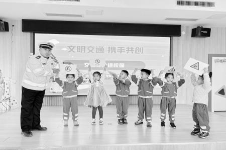           交安宣传进校园 图片由太原市公安局提供        