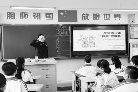           民警以案释法 图片由太原市公安局迎泽分局提供        