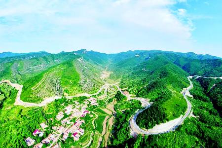           旅游公路是穿山越岭的致富路        