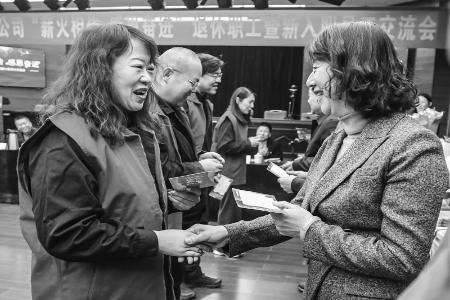           新老员工热情交流 图片由国网山西送变电公司提供        