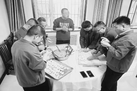           庆冬至，包饺子，温暖一线职工。 通讯员 李文霞 摄        
