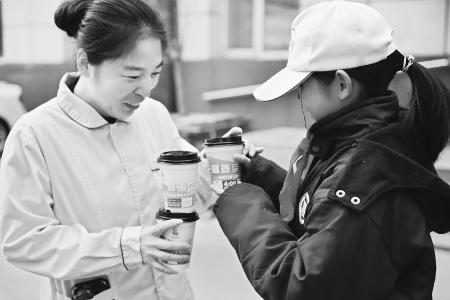           学生为医护人员送上姜茶        