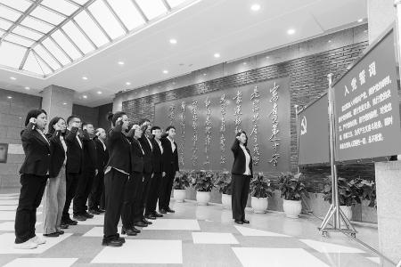           新党员宣誓 图片由太原移动分公司提供        