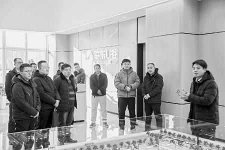           委员们走进产业园区，实地了解企业生产运行情况。 本报记者 王钰钦 摄        