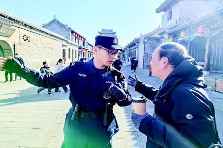           广大公安民警辅警恪尽职守，持续奋战在安保维稳一线。图片由太原市公安局提供        