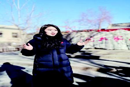           侯金昕认真记录园区每个时刻的美 本报记者 李芸红 摄        