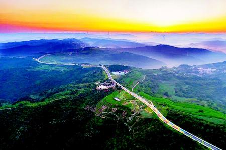           太行一号旅游公路陵川段 本版图片均为资料图片        