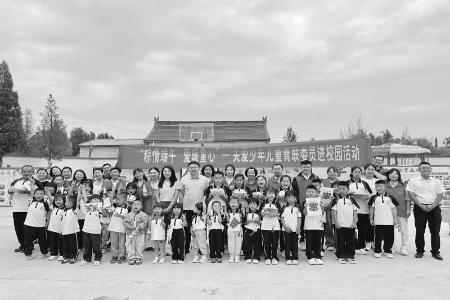           青联委员进校园关爱少年儿童 图片由共青团朔州市朔城区委提供        