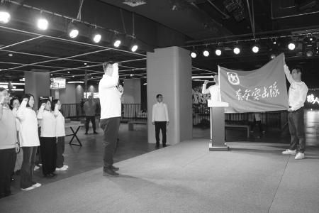               授旗仪式现场，铿锵誓言彰显了青年员工勇挑重担、敢打硬仗的决心。    图片由山西金融租赁有限公司提供        