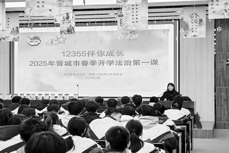           细致讲解，强化法治意识。图片由团晋城市委提供        