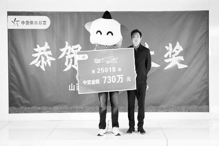           领奖现场 本报记者 胡远嘉 摄        