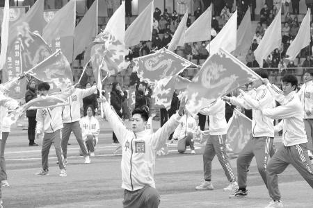           团垣曲县委组织100余名返乡大学生组成社火表演方队，参加元宵节社火展演。本版图片均由团省委提供        