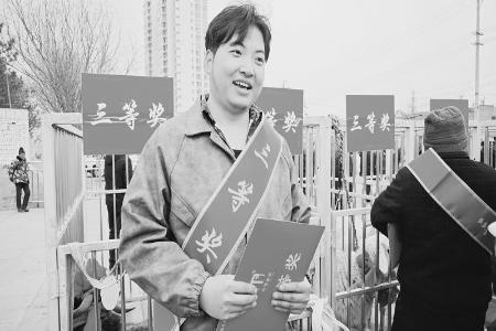           偏关青年走“羊路”发“羊财”        
