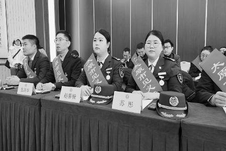           赵嘉楠、苏彤被授予“太原市见义勇为二等奖”荣誉。图片由受访者提供        