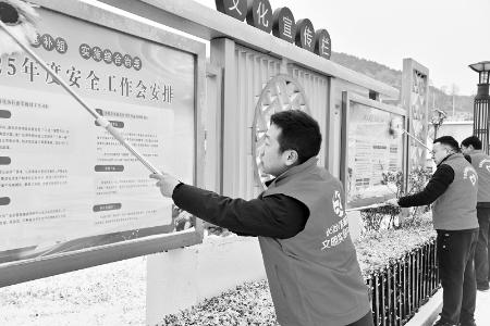           打造整洁环境，擦亮企业“窗口”。 见习记者 路诗洁 摄        