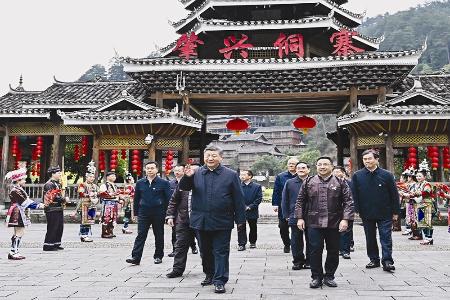           　　3月17日至18日，中共中央总书记、国家主席、中央军委主席习近平在贵州考察。这是17日下午，习近平在黔东南州黎平县肇兴侗寨考察时，在寨门口向身着民族盛装欢迎的村民挥手致意。 新华社记者 燕雁 摄        