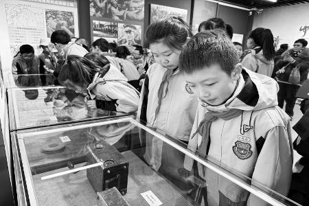           学生们观看展览 图片由山西国民师范旧址革命活动纪念馆提供        
