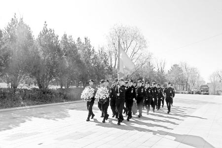           民辅警烈士陵园缅怀英烈 图片由太原市公安局提供        