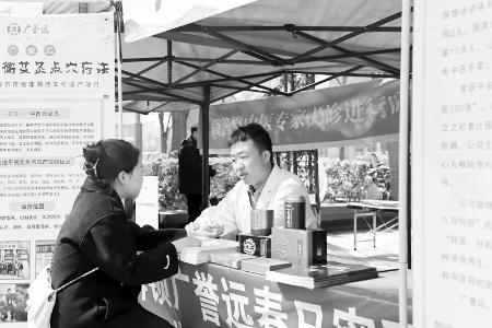           养生文化进商圈，拓宽中医药文化覆盖面。 图片由太原市小店区融媒体中心提供        