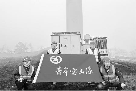           青年突击队就像一面旗帜，飘扬在最前线。 图片由山西安装集团提供        