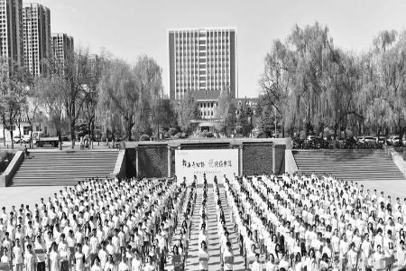           师生们以书为媒，开启文化对话。 图片由通讯员提供        