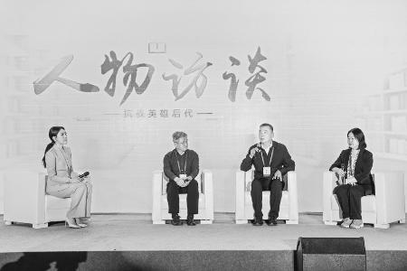           抗战英雄后代进行访谈 本报记者 胡远嘉 摄        