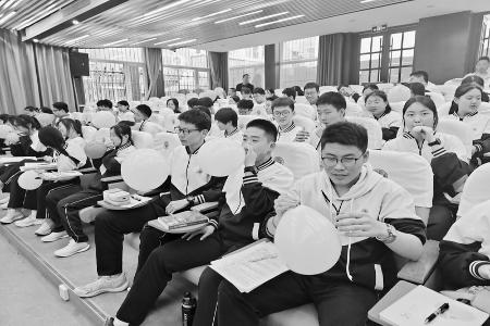           春华灼灼迎夏序，少年翩翩踏歌行。 图片由太原市成成中学校提供        