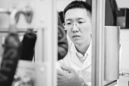          邓文浩专注科研，探索构建绿色中国新路径。图片由受访者提供        