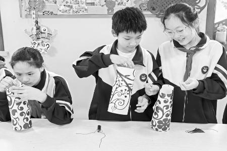           手工制作青花挂饰 图片由团太原市万柏林区委提供        