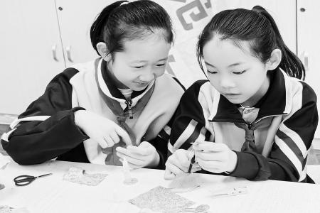           青少年制作宋锦头饰 图片由团太原市万柏林区委提供        