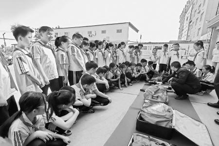           学生们了解消防设备 图片由团绛县县委提供        