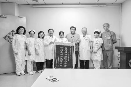           患者将锦旗送给急诊科医务人员        