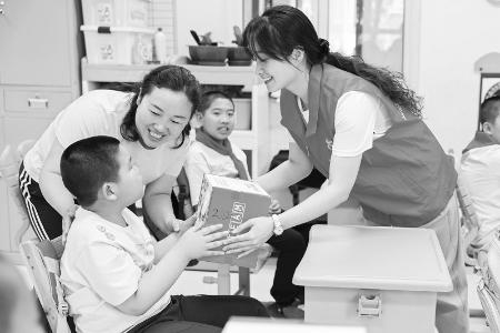           圆梦“微心愿”，温情暖童心。 本报记者 胡远嘉 摄        