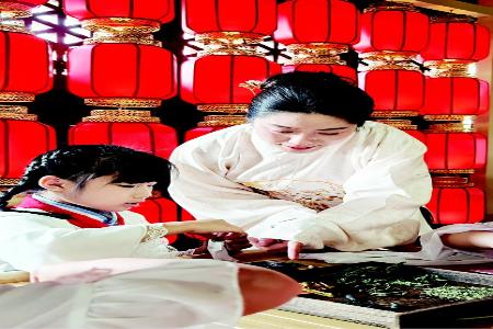           体验端午习俗 图片由山西国民师范旧址革命活动纪念馆提供        