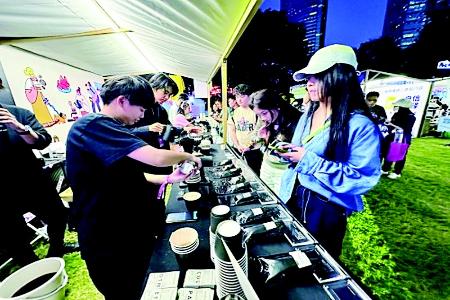           年轻人热衷于喝咖啡提神        
