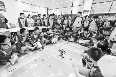           学生们开启沉浸式职业体验之旅 本报记者 刘琴 摄        