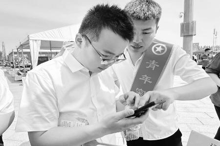           青年力量成为普及安全知识、筑牢安全防线的耀眼主角。 本版图片均由团省委青年发展部提供        