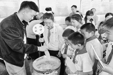           孩子们在指导下制作非遗漆扇 图片由团陵川县委提供        