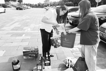          青联委员用暖心行动守护纯真童心 图片由共青团太原市晋源区委提供        